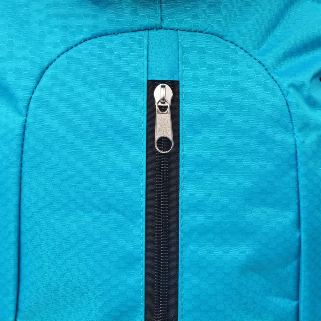 Nahaufnahme eines tealfarbenen Rucksackdetails. Reißverschluss mit silbernem Zipper und Wabenmuster.