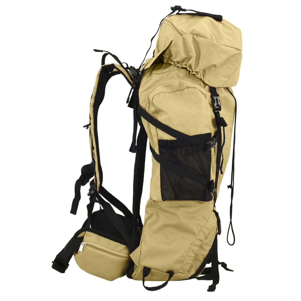 Beigefarbener Rucksack mit schwarzen Gurten. Seitenansicht. Mit Klappe, Seitentaschen und Reißverschlusstasche.