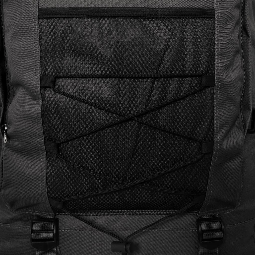 Nahaufnahme der Vorderseite eines grauen Rucksacks mit einer schwarzen Netztasche. Schwarze Kordeln kreuzen das Netz.