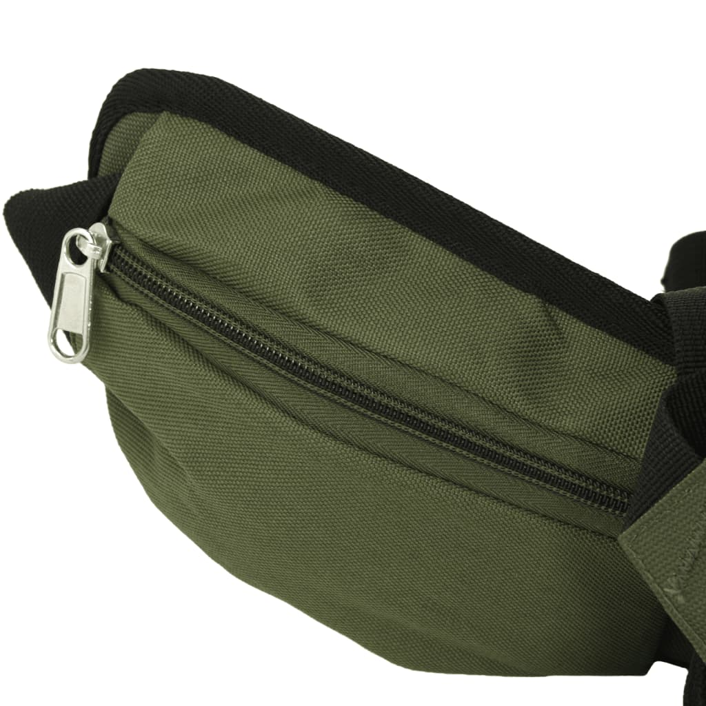 Nahaufnahme einer olivgrünen Bauchtasche mit schwarzem Besatz und silbernem Reißverschluss.