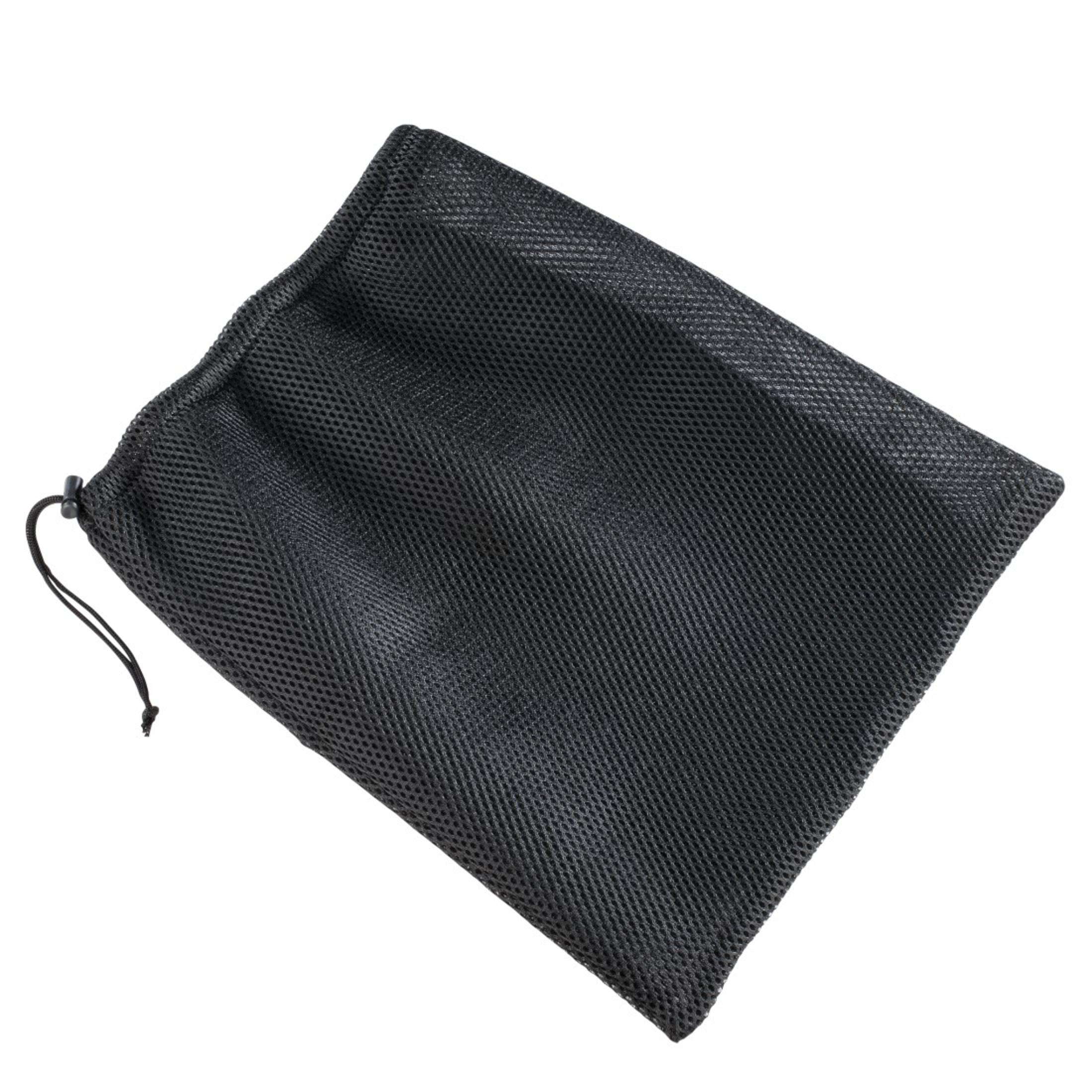 Czarna siatkowa torba ze sznurkiem.