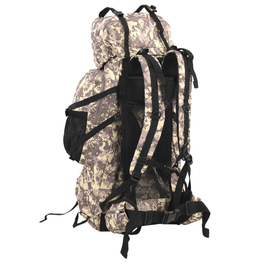 Ein großer Tarnrucksack mit mehreren Taschen und Riemen, von hinten gesehen. Weißer Hintergrund.