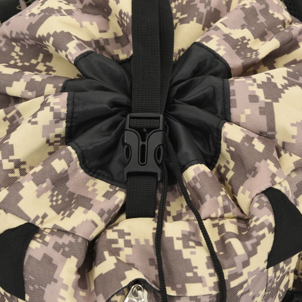 Nahaufnahme der Oberseite eines Tarnrucksacks mit Kordelzug und Schnalle.