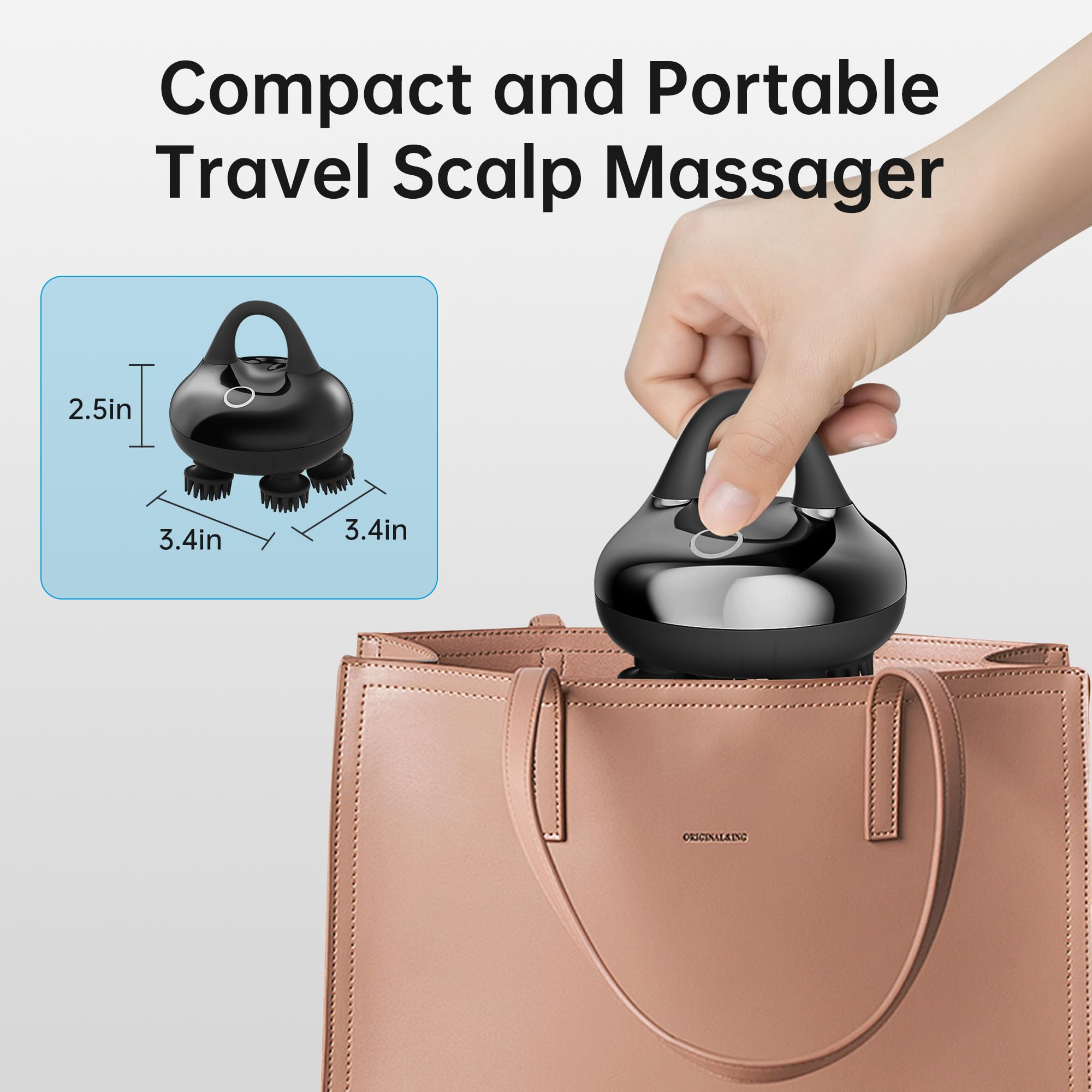 Eine Hand hält einen schwarzen Kopfhautmassagegerät, in der Nähe einer rosa Handtasche. Abmessungen werden gezeigt.