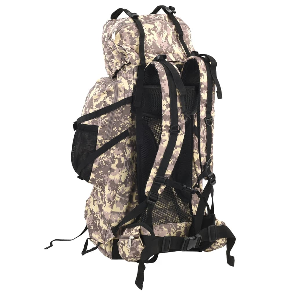 Ein großer Tarnrucksack mit mehreren Taschen und Gurten auf weißem Hintergrund.