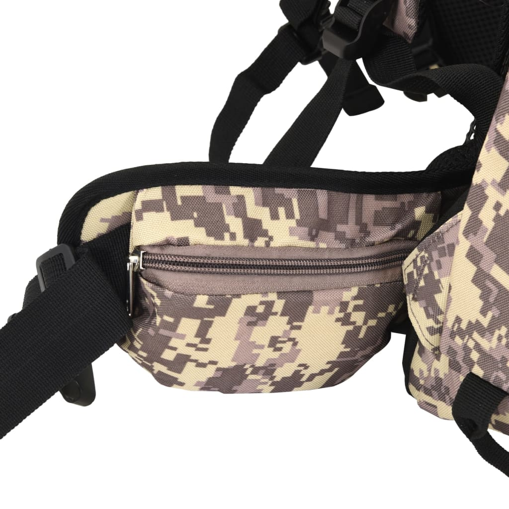 Nahaufnahme einer Camouflage-Rucksacktasche mit Reißverschluss. Der Hintergrund ist weiß.