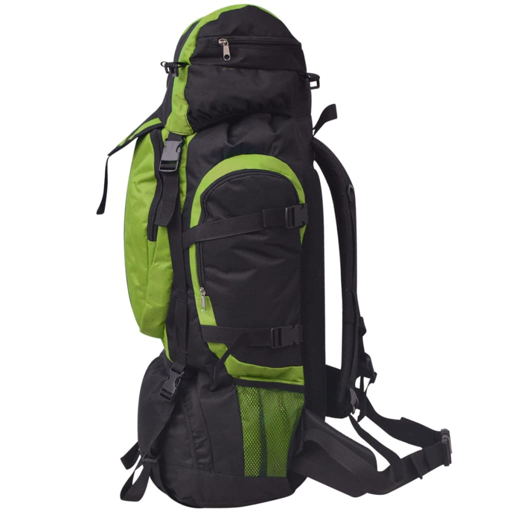 Ein grüner und schwarzer Wanderrucksack auf weißem Hintergrund mit mehreren Fächern und Riemen.