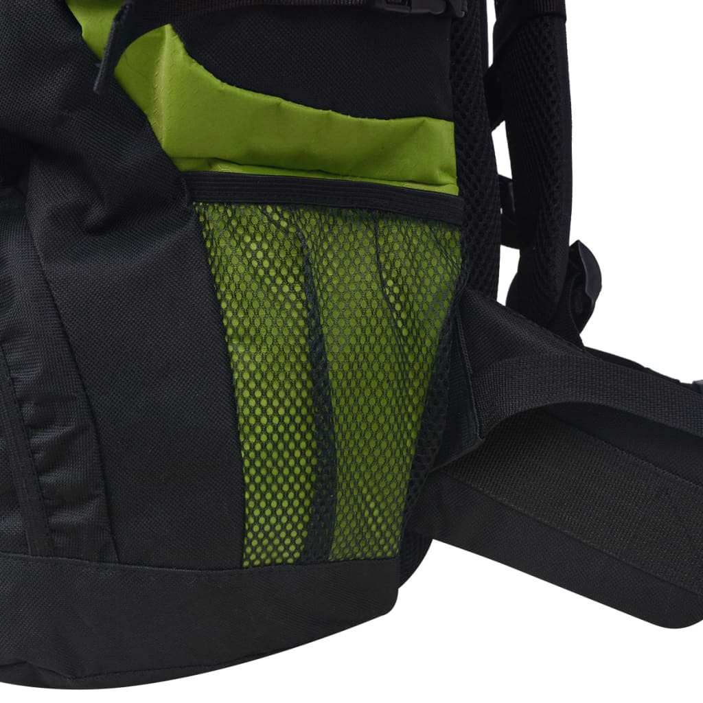 Nahaufnahme einer Seitentasche eines Rucksacks mit Netz und grünem Stoff.