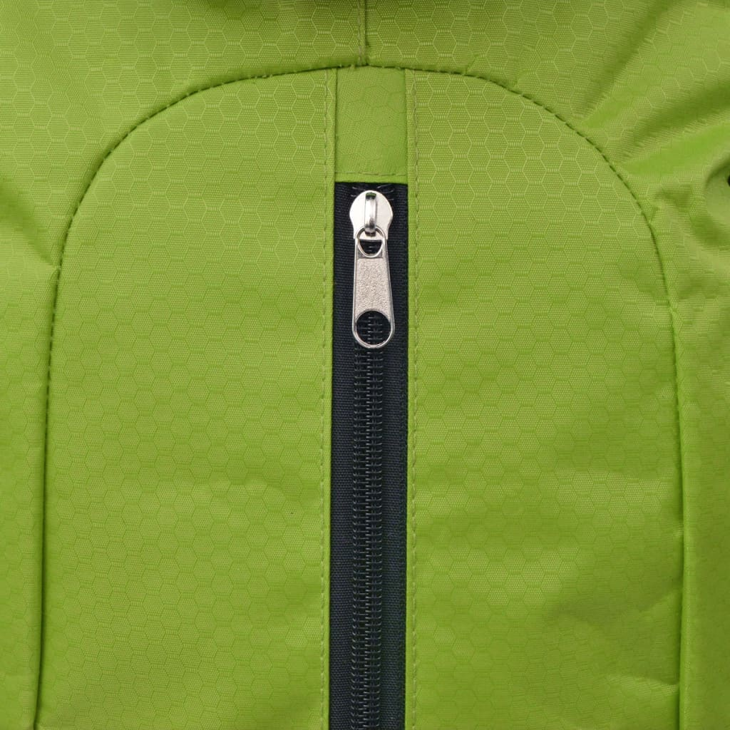 Grünes Rucksackdetail mit Reißverschluss. Grüner Stoff, schwarzer Reißverschluss, Nahaufnahme der Oberfläche.