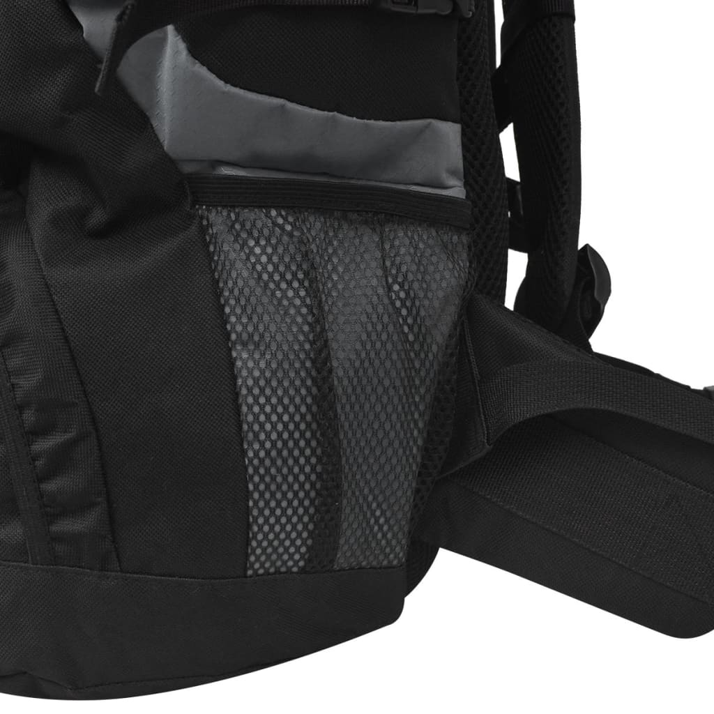 Nahaufnahme einer Rucksack-Seitentasche mit Netztasche und schwarzem Stoff.