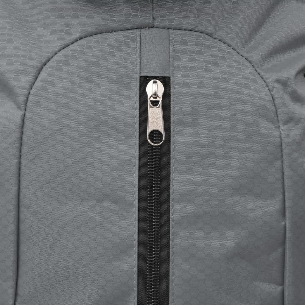 Nahaufnahme eines grauen Rucksacks mit Reißverschluss und strukturierter Oberfläche.