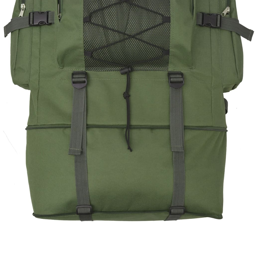 Rückseite eines grünen Rucksacks mit Gurten, Schnallen und einer schwarzen Netztasche. Weißer Hintergrund.