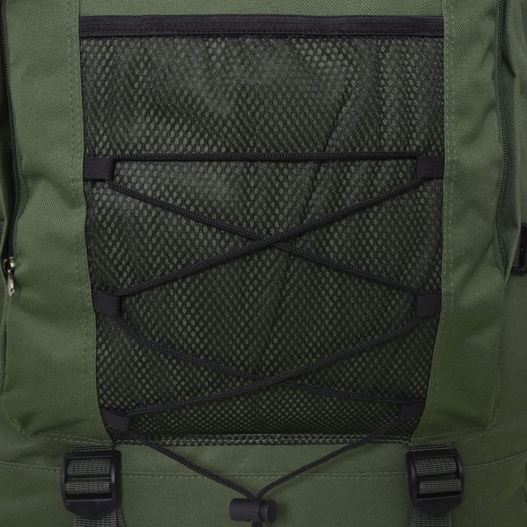 Nahaufnahme der schwarzen Netztasche und der Gurte eines grünen Rucksacks. Weißer Hintergrund.