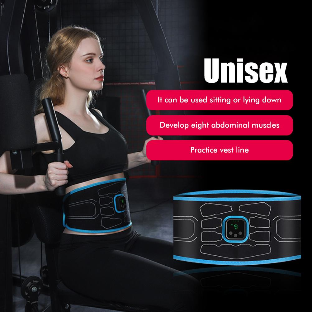 Frau benutzt einen Bauchmuskelstimulator. Textüberlagerung: Unisex, Bauchmuskeln entwickeln, Weste trainieren.