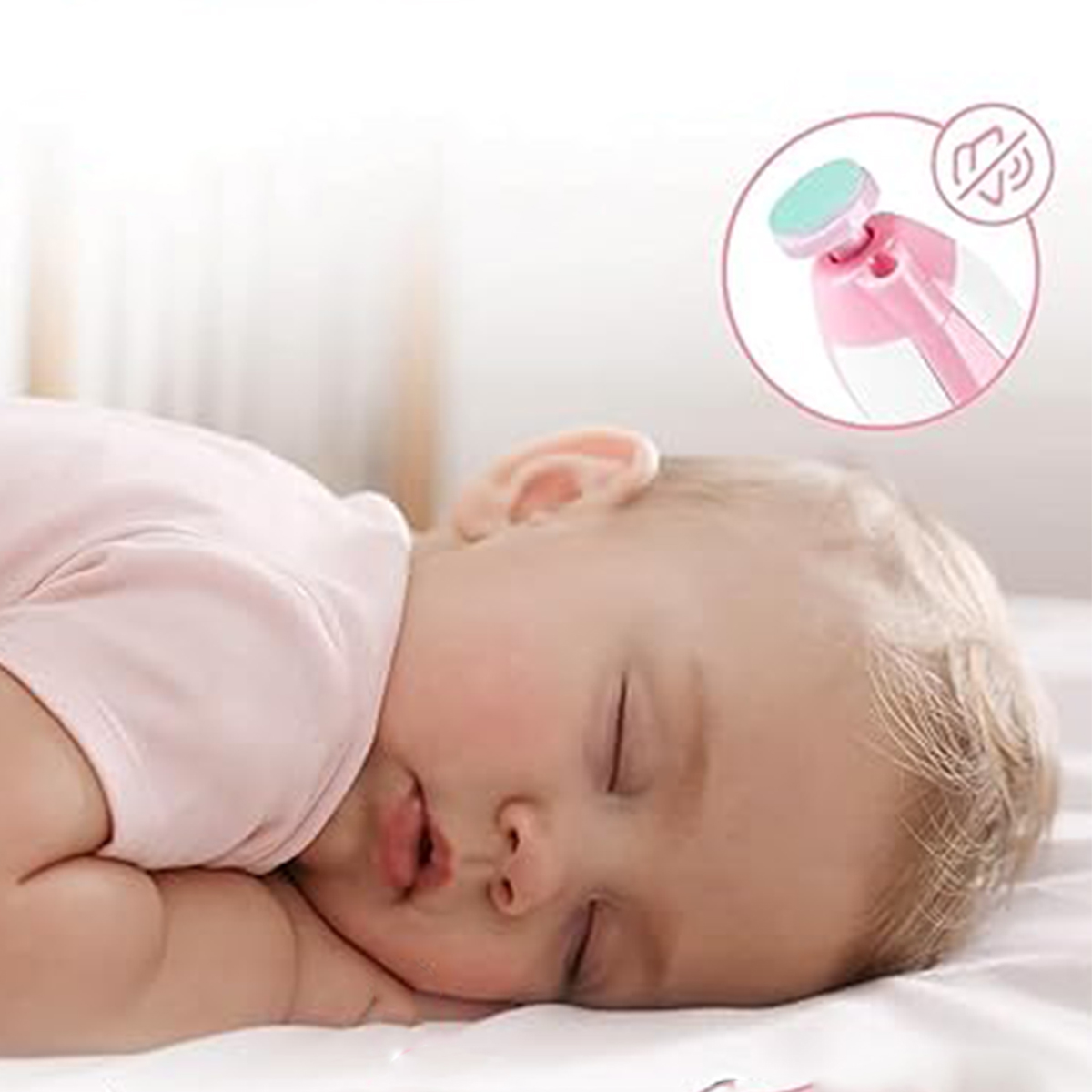 Schlafendes Baby auf weißem Laken. Rosa Nagelknipser im Hintergrund.