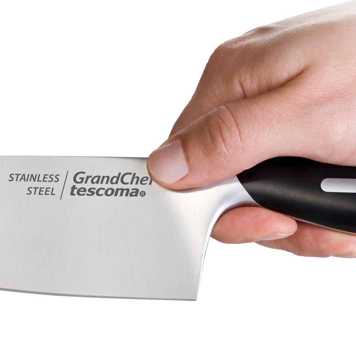 Hand hält ein Edelstahl GrandChef-Messer. Das Messer hat einen schwarzen Griff, und der Markenname ist sichtbar.