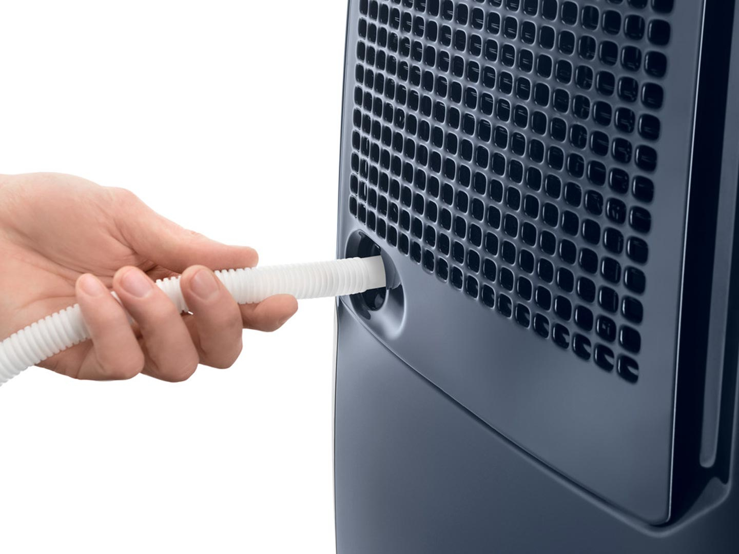 Una mano inserisce un tubo bianco in un deumidificatore blu scuro. Lo sfondo è bianco.