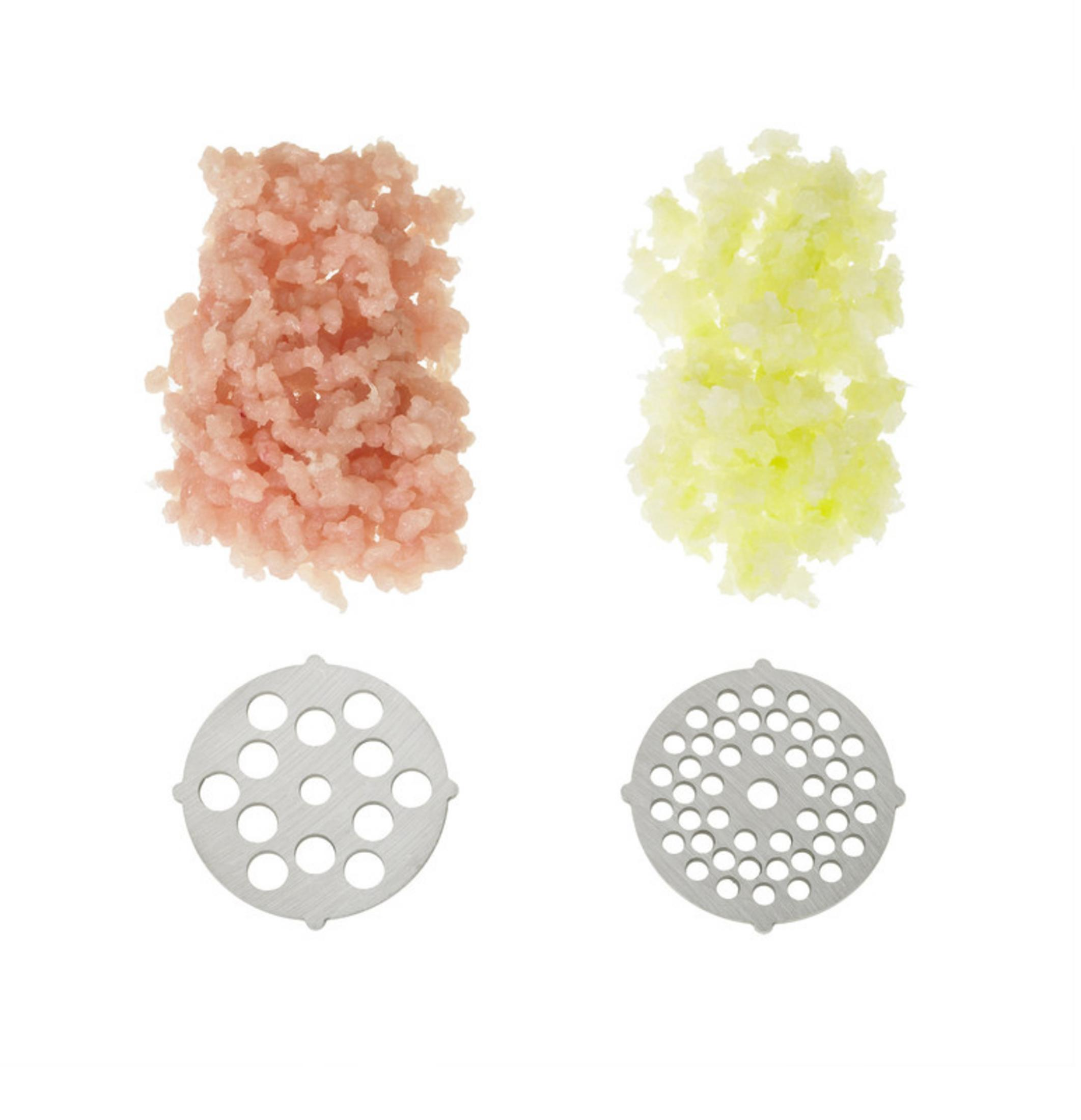 Dwa stosy mielonego mięsa i posiekanej cebuli obok dwóch metalowych płyt szlifierskich na białym tle.