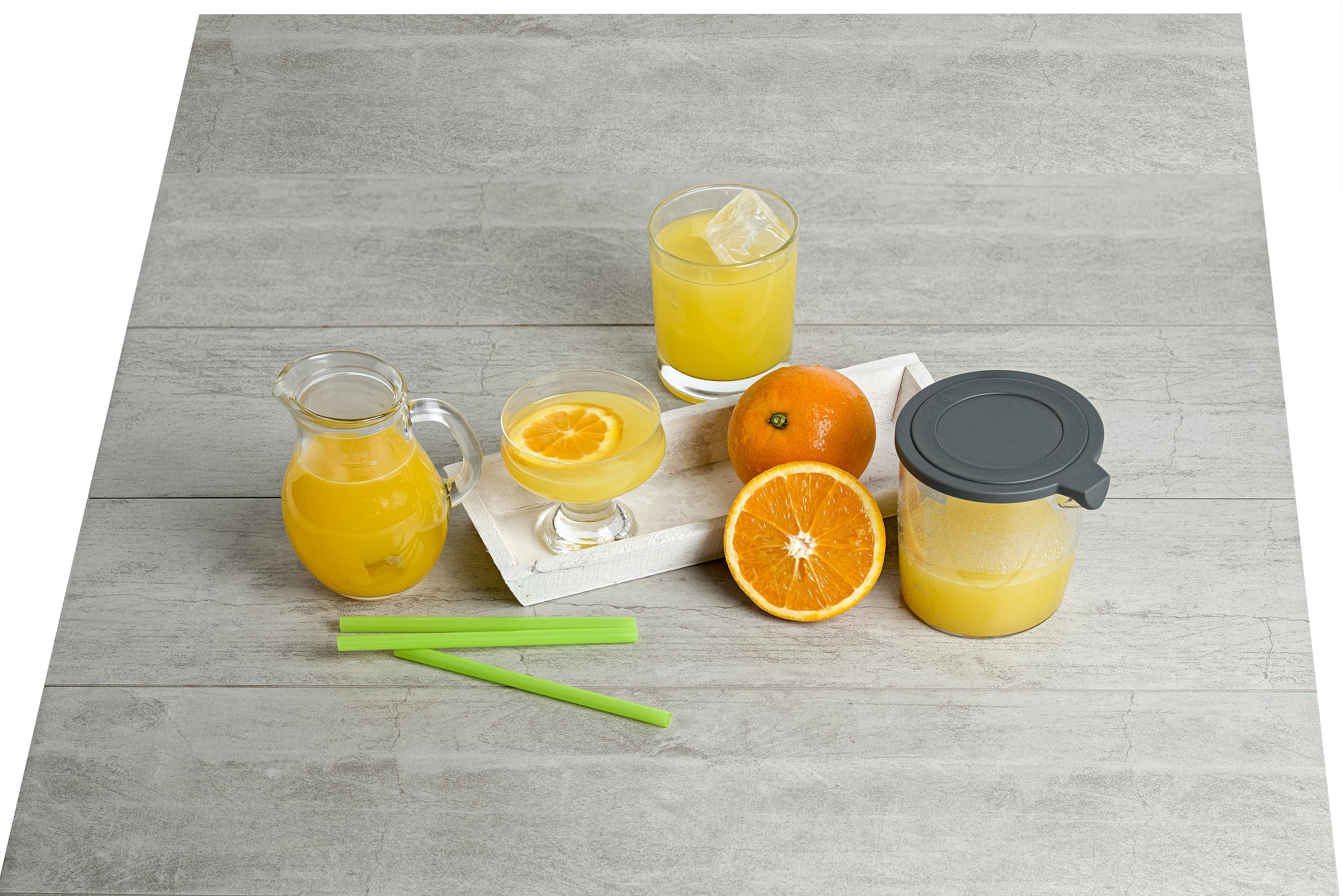 Orangensaft in Kanne, Glas und Behälter mit Orangen und Strohhalmen auf Holzoberfläche.