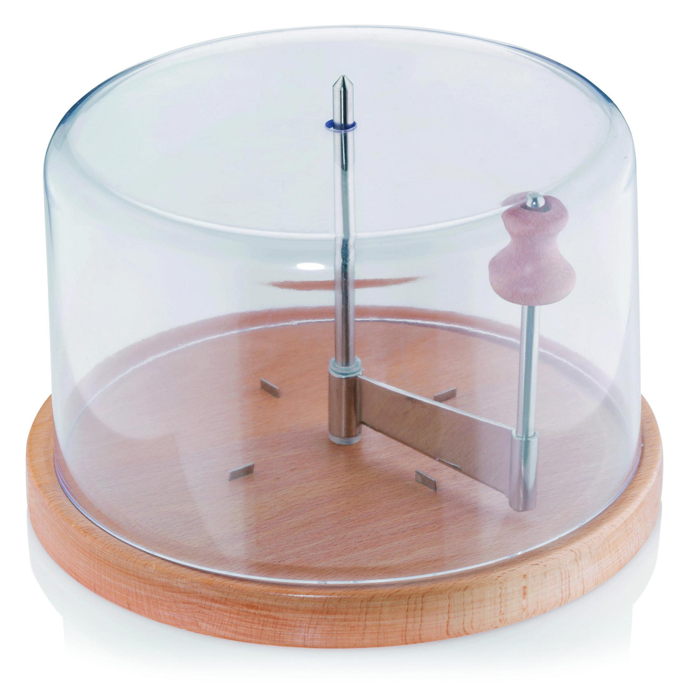 Ein hölzerner Käseschneider mit einem transparenten Kunststoffdomdeckel. Die Basis ist aus Holz. Weißer Hintergrund.