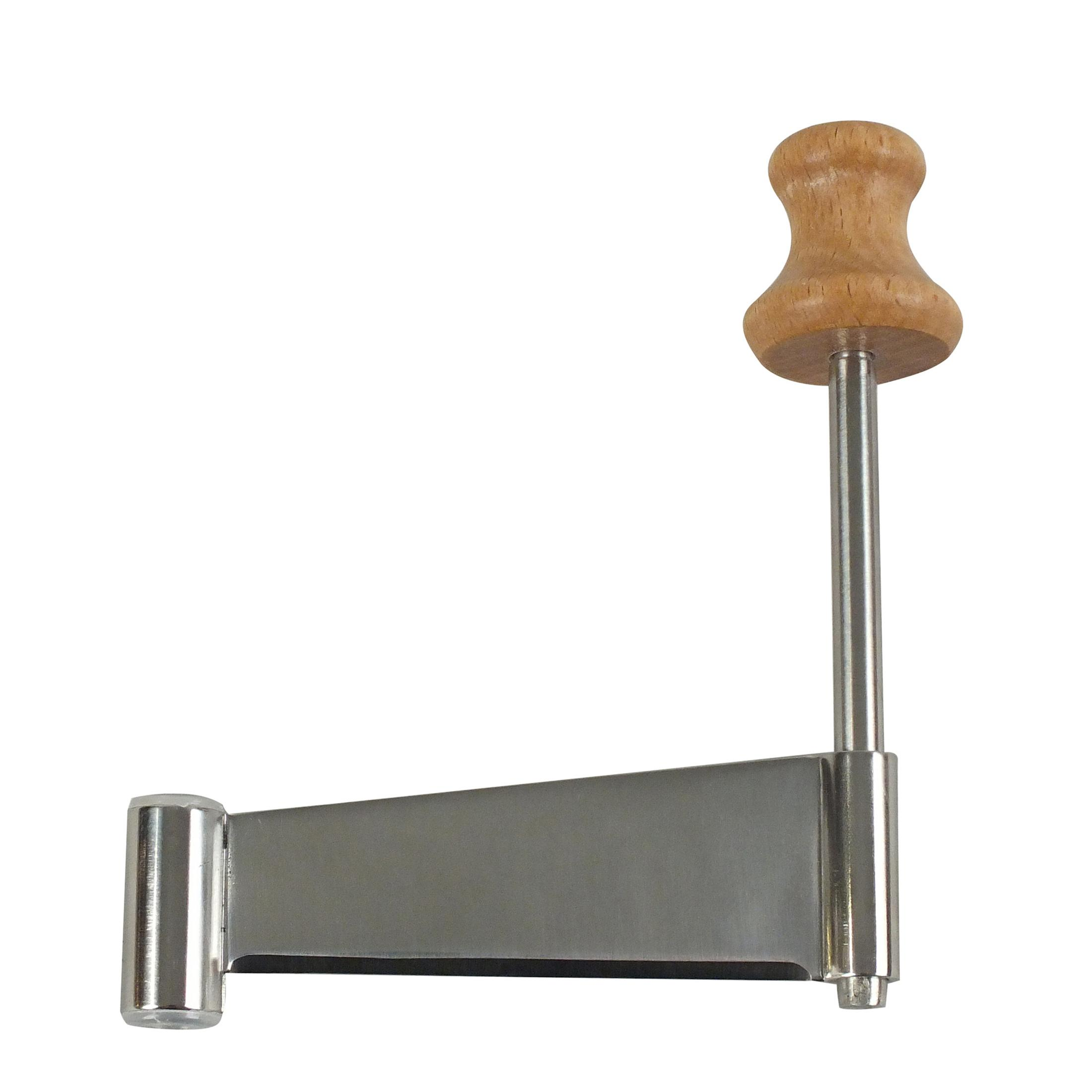 Ein Käseschneider mit Holzgriff und Metallklinge. Weißer Hintergrund.