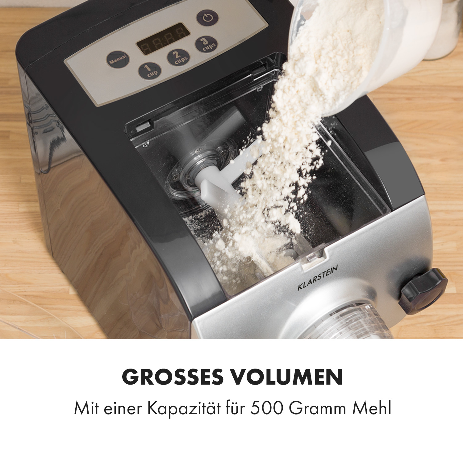 Eine Getreidemühle, die Mehl ausgießt. Es steht 'GROSSES VOLUMEN' drauf.