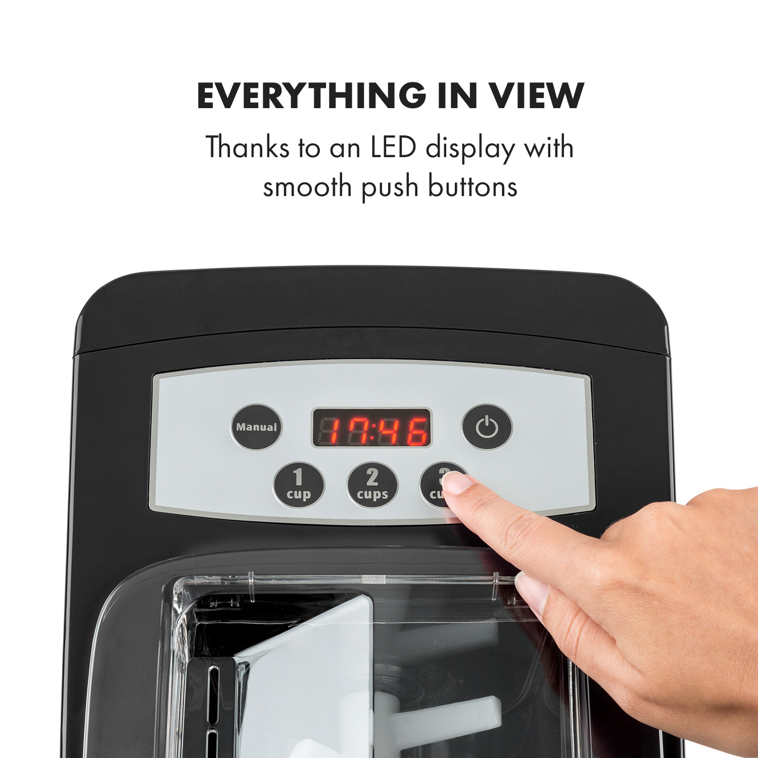 Nahaufnahme eines Eisbereiters mit LED-Anzeige. Ein Finger drückt eine Taste.