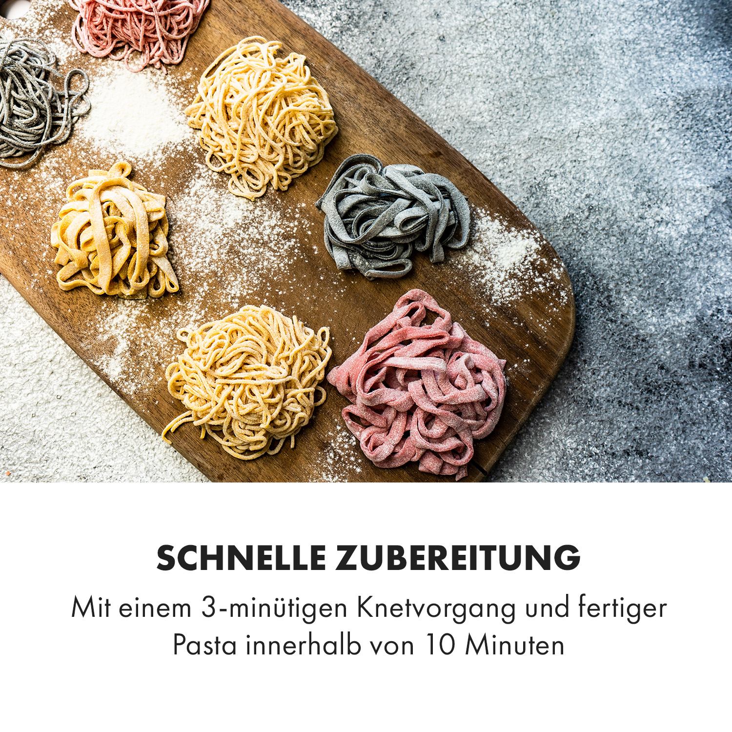 Verschiedene Nester frischer Pasta in verschiedenen Farben auf einem Holzbrett, mit Mehl.