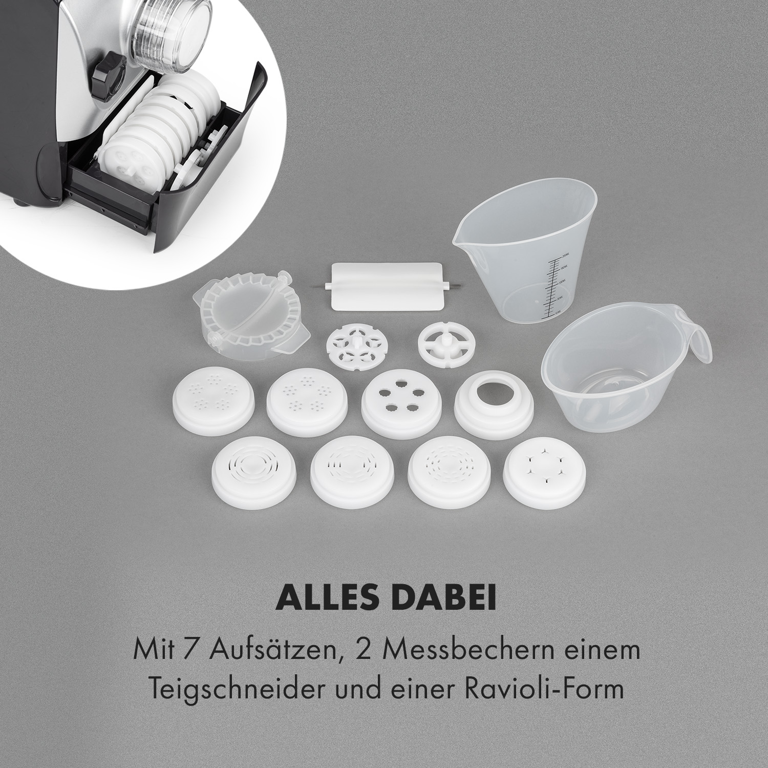 Pastamacher und Zubehör. Enthält Pastamatrizen, Messbecher, eine Ravioli-Form und weitere Artikel.