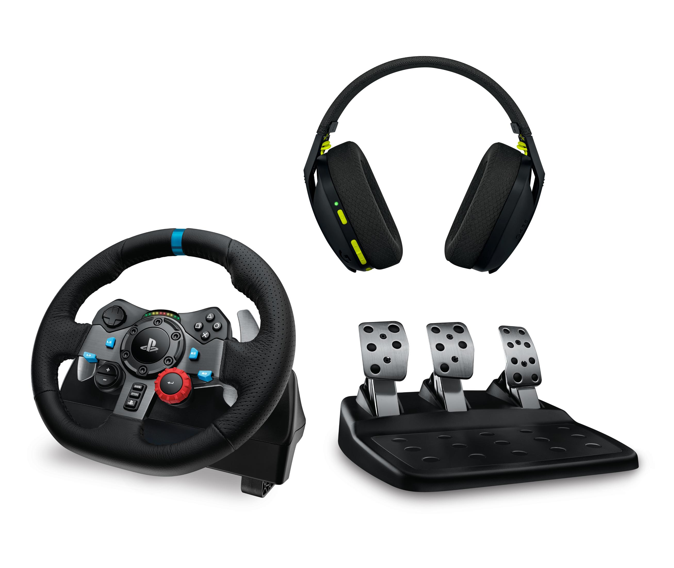 Gaming setup: stuurwiel, pedalen en headset op witte achtergrond, bovenaanzicht.