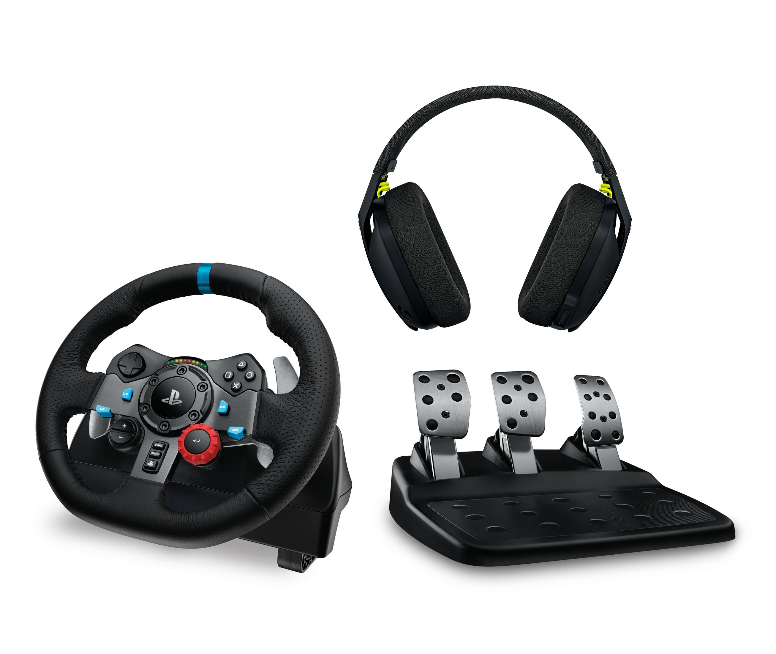 Gaming setup: stuurwiel, pedalen en headset, witte achtergrond, bovenaanzicht.