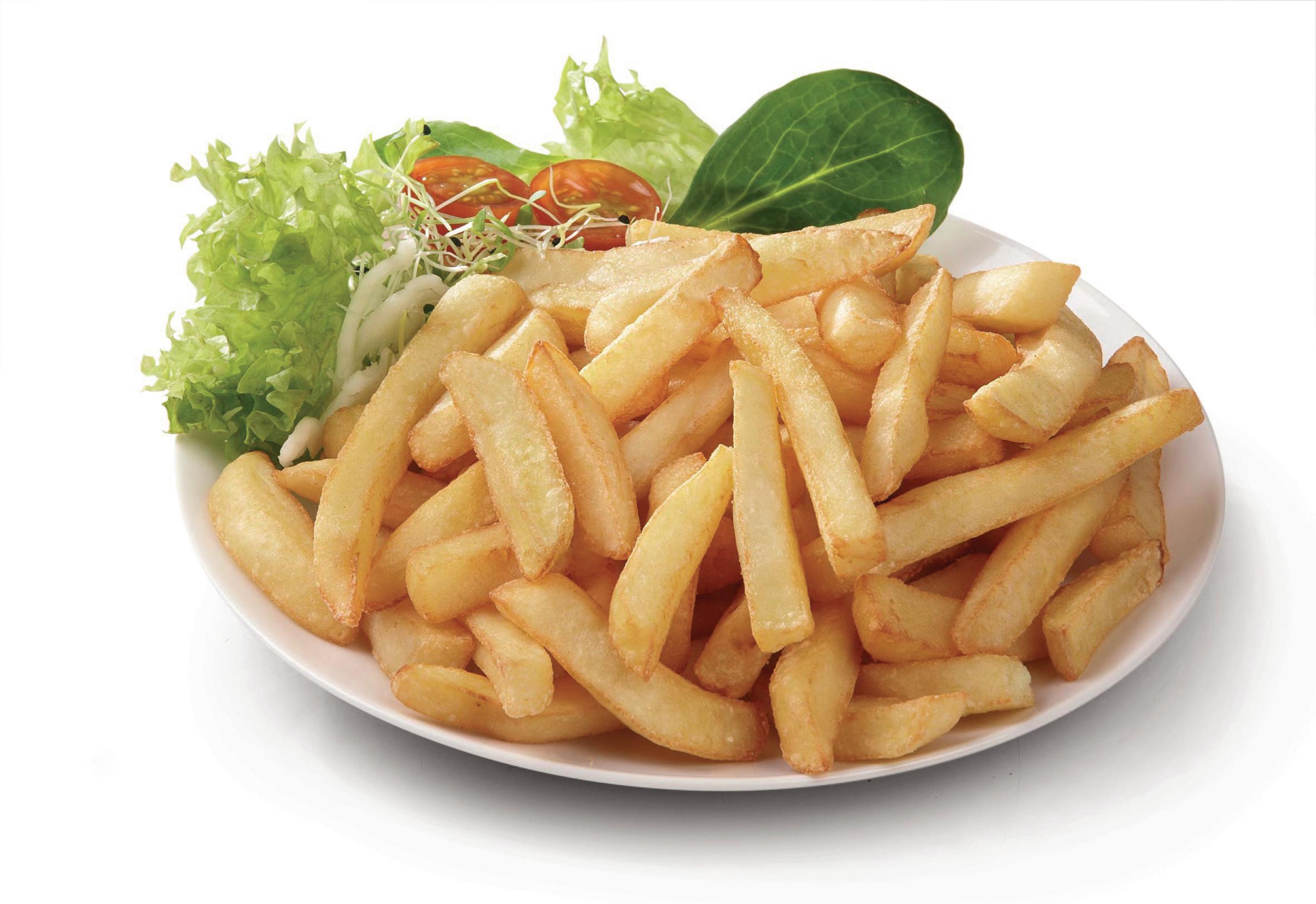 Talerz frytek z sałatą, pomidorami i kiełkami na białym talerzu.