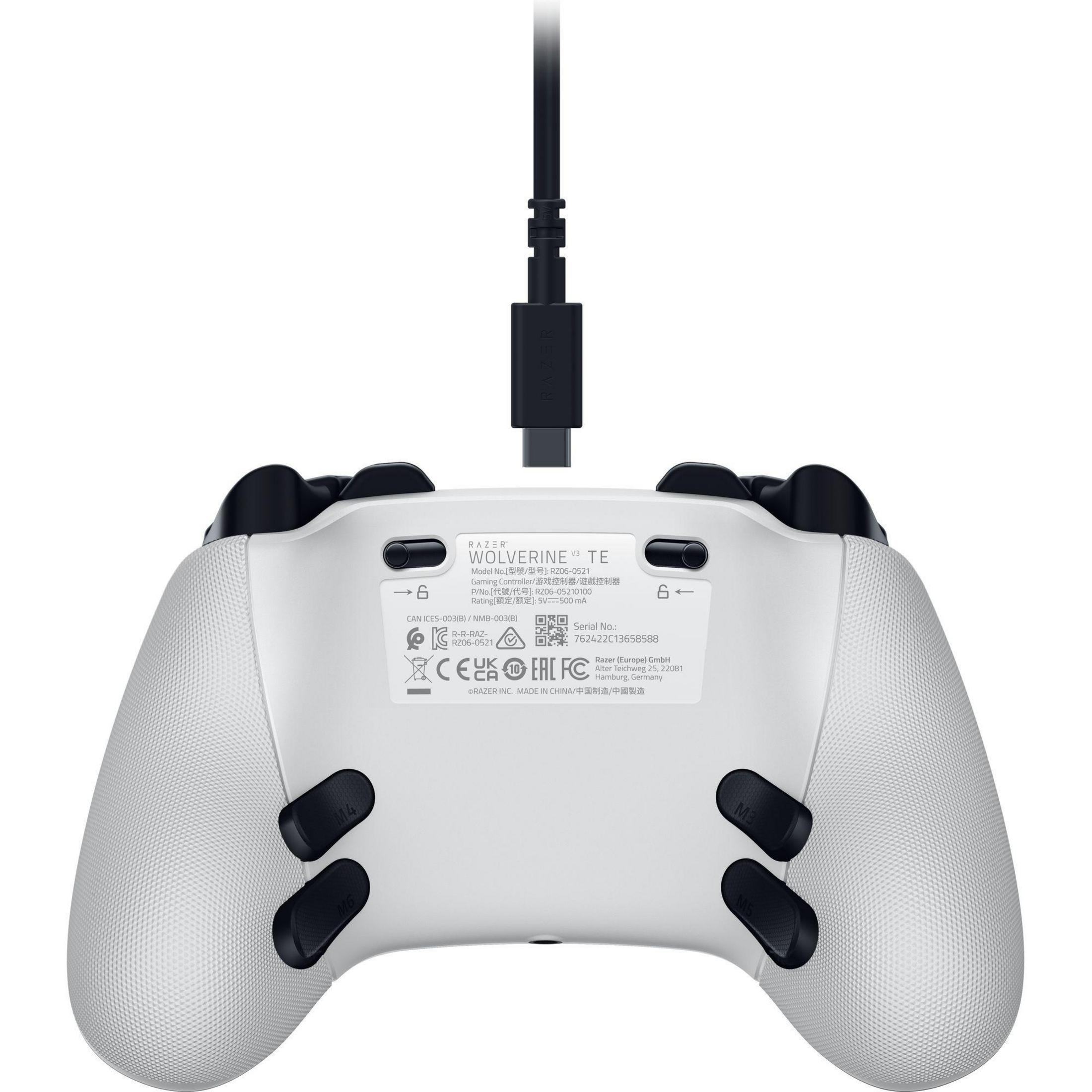 Controller di gioco bianco e nero con cavo USB, sfondo bianco.