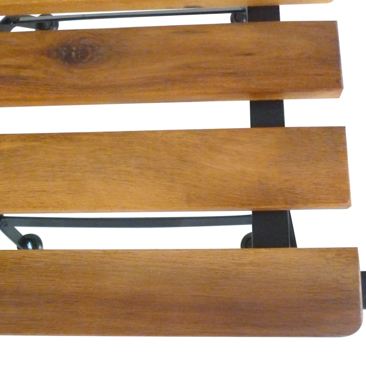 Nahaufnahme eines Holzstuhls. Der Stuhl hat Holzlatten und einen schwarzen Metallrahmen.