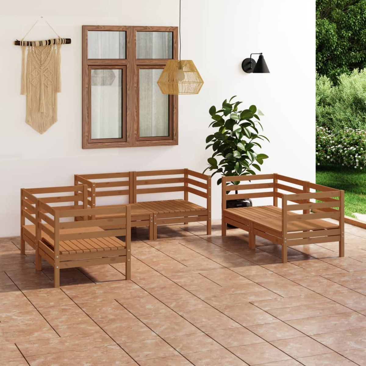 Eine Terrasse mit Holzmöbeln. Drei Teile und eine Wand mit Fenster.