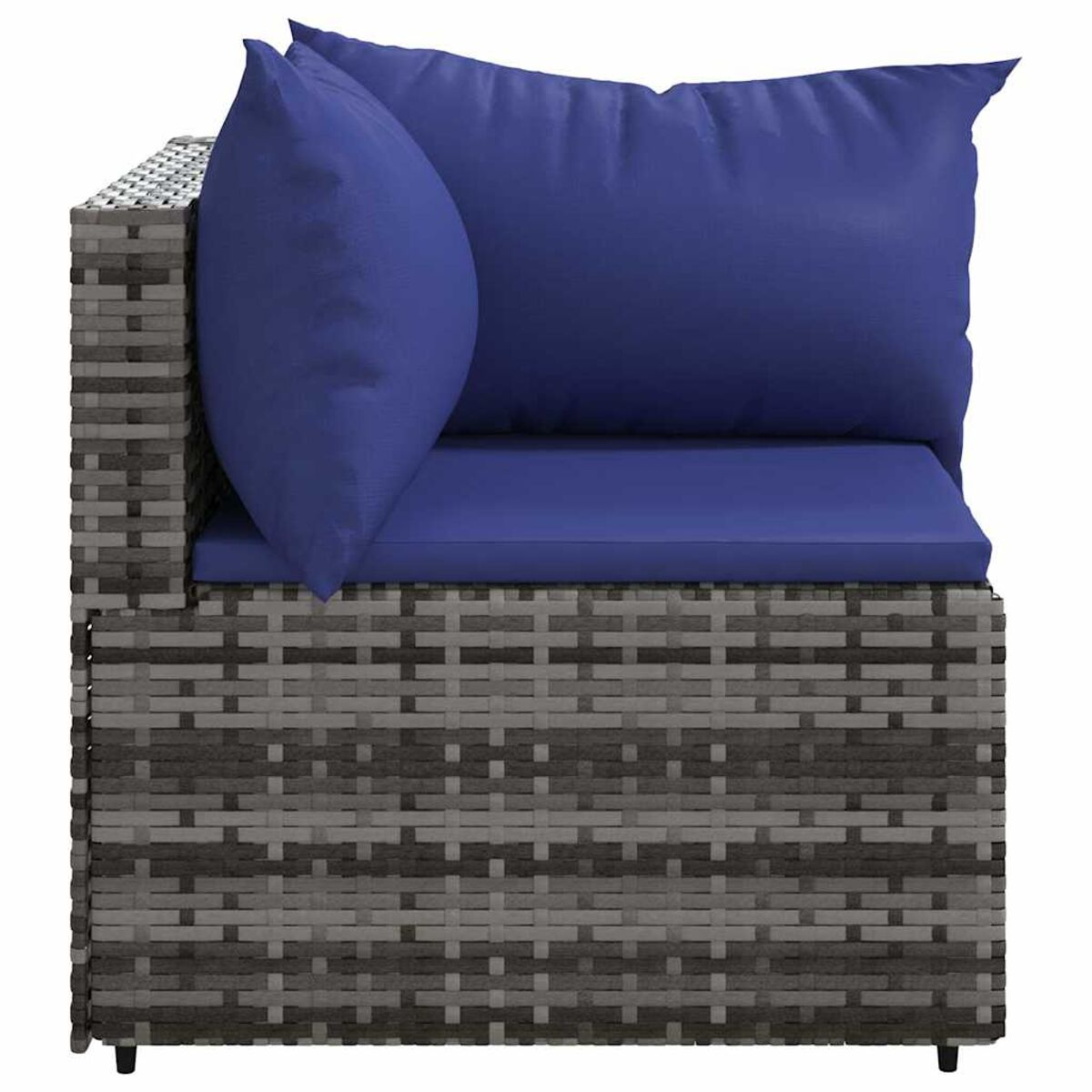 Graues Ecksofa aus Korbgeflecht mit blauen Kissen. Das Sofa hat ein modernes Design und ein komfortables Aussehen.