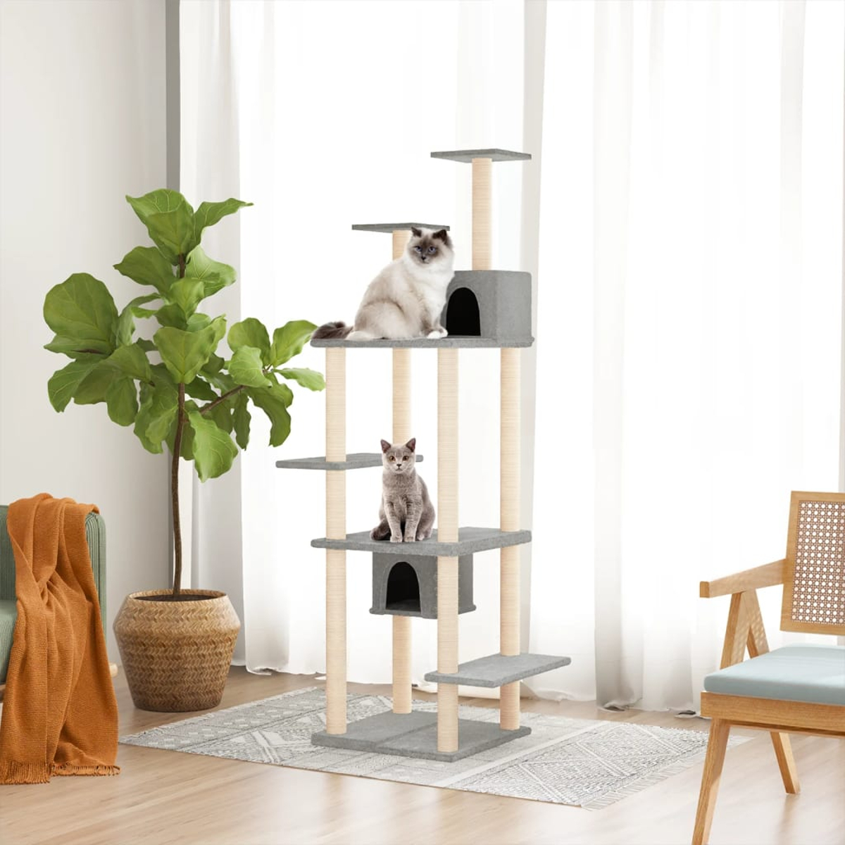 Ein hoher Katzenbaum mit zwei Katzen. Eine Katze ist oben und eine in der Mitte. Der Baum hat mehrere Plattformen.