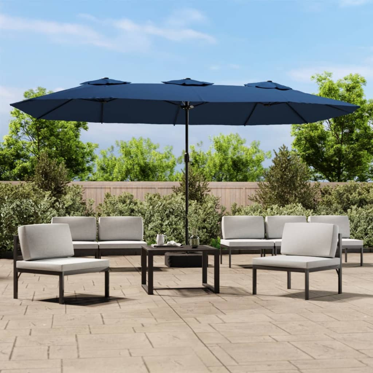 Outdoor-Terrassenset mit großem Sonnenschirm, Sofas, Stühlen und Tisch auf einer Terrasse.