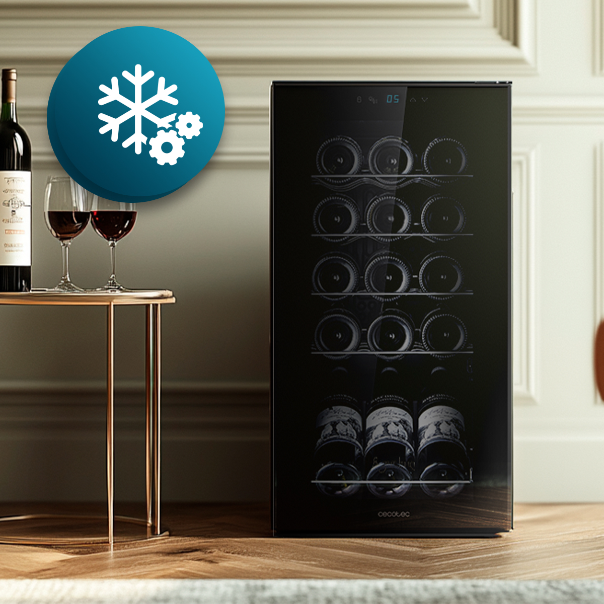 Chłodziarka do wina z butelkami, kieliszkami i sofą.