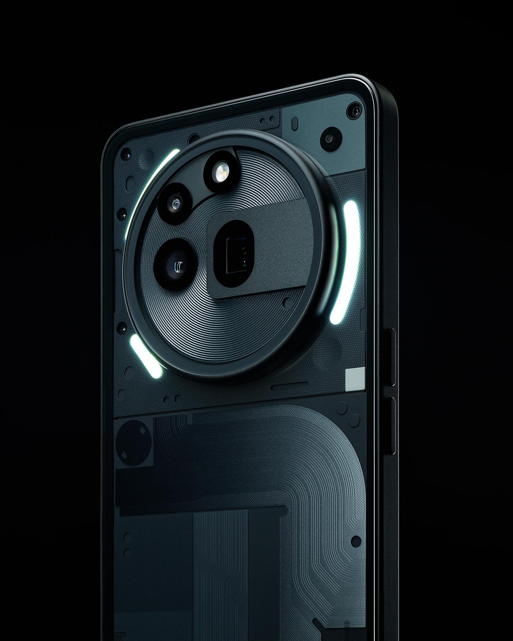 Rückseite des Telefons, schwarz mit großem Kamera-Array und Beleuchtung.