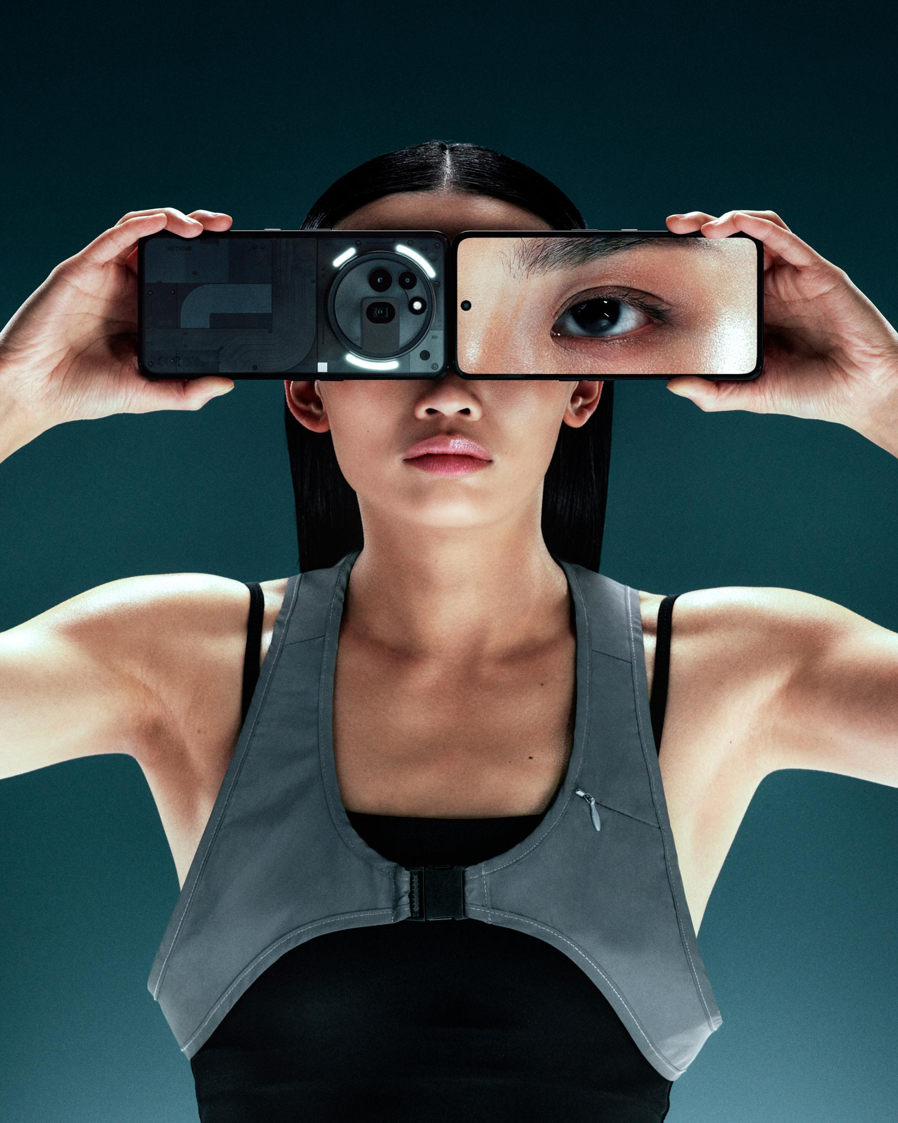 Frau, die Telefone als Virtual-Reality-Brille hält, zeigt ein Auge und technische Elemente.