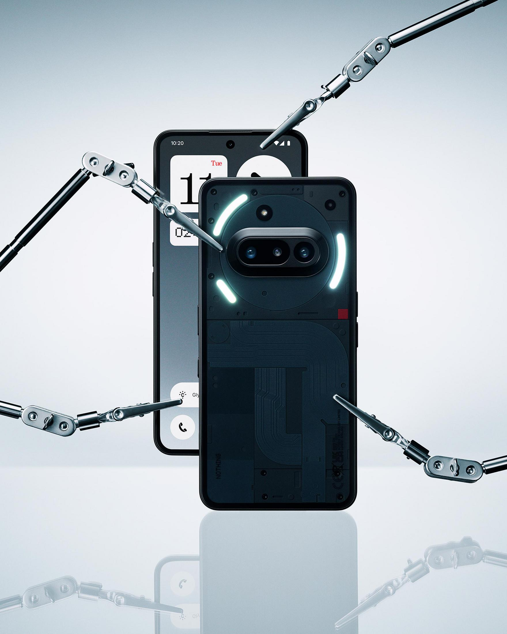 Złoty smartfon z pojedynczym aparatem i lampą błyskową.