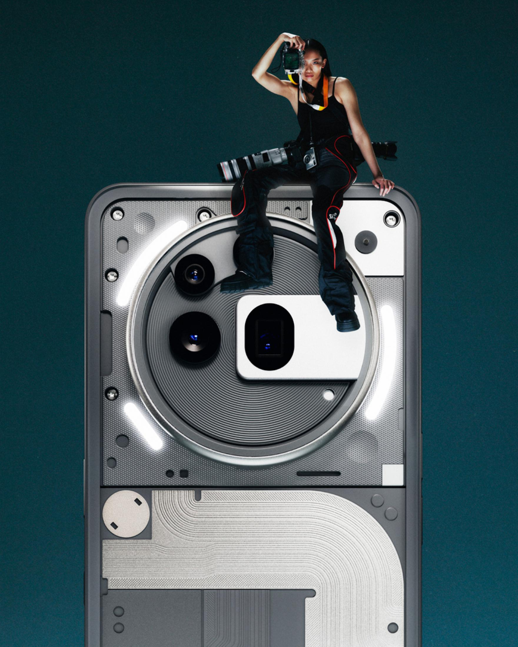 Osoba siedzi na telefonie. Tył telefonu pokazuje kamery i światła.