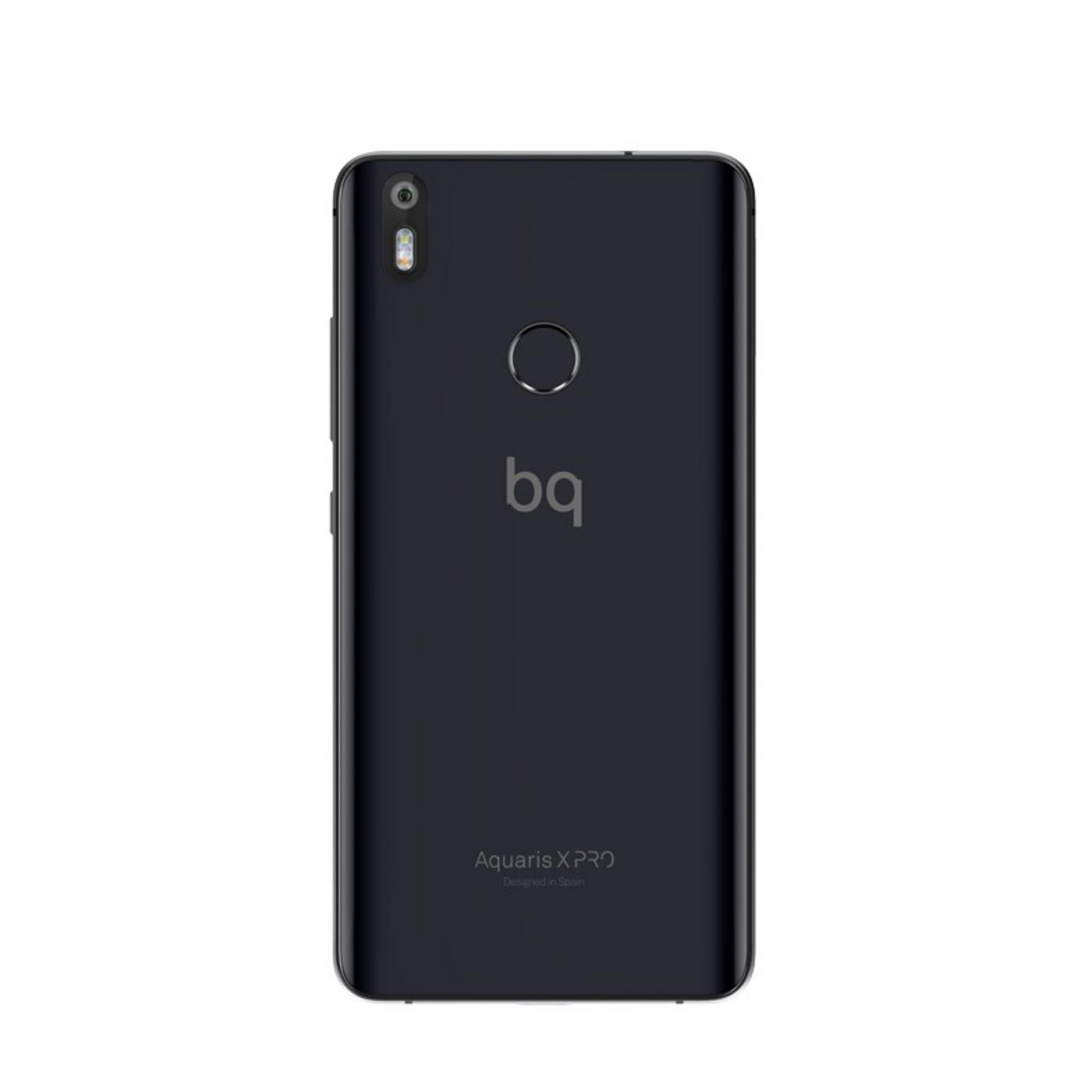 Schwarze Smartphone-Rückseite. Zeigt eine Kamera, ein Logo und die Worte Aquaris X PRO.