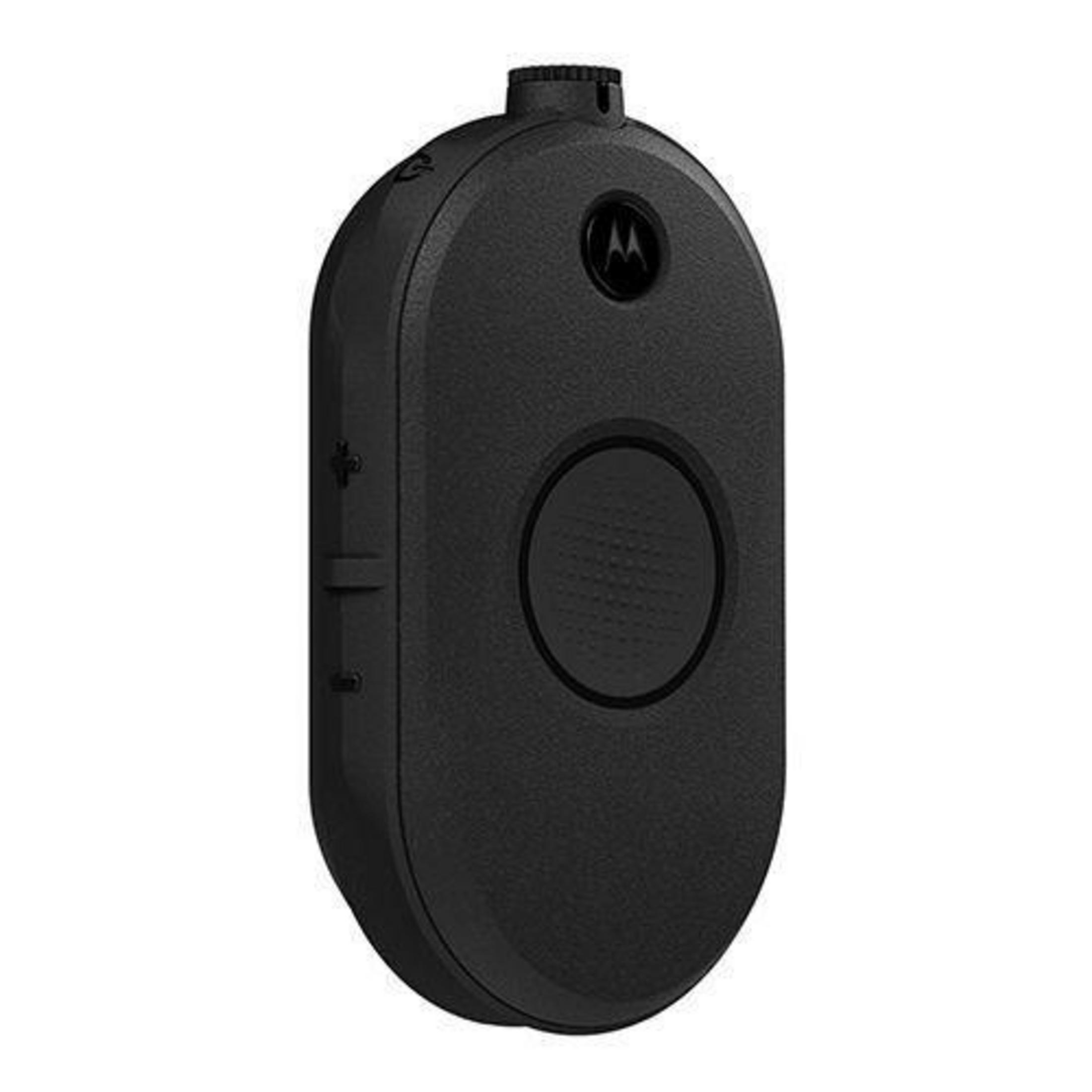 Dispositivo Motorola negro, forma ovalada, botón grande, logotipo Motorola. Foto de producto.