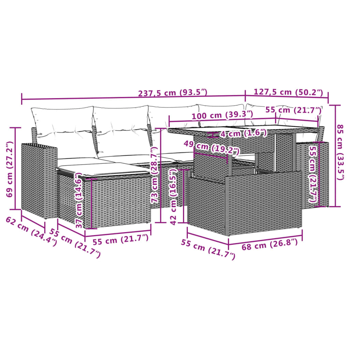 Geflochtenes Outdoor-Sofa-Set mit Maßen, einschließlich Tisch. Cremefarbene Kissen. Weiße Vorhänge und Fliesen.