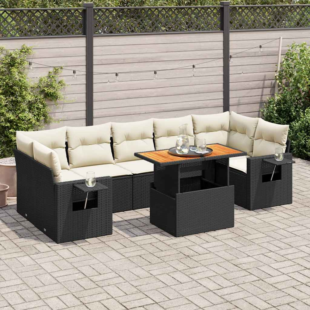 Set da patio nero da esterno su una superficie pavimentata. Include un tavolo, sedie e tavolini.