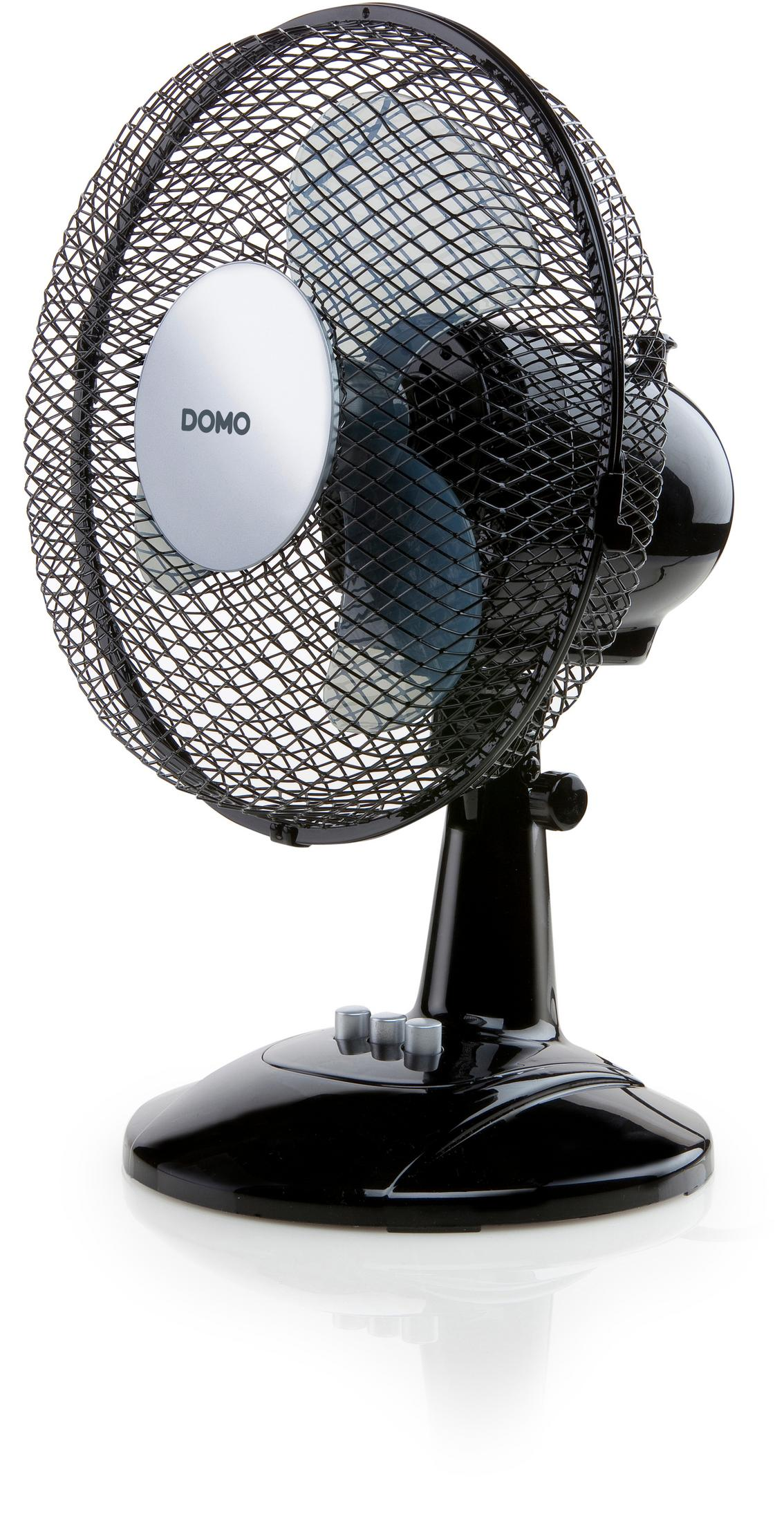 Zwarte elektrische ventilator met beschermrooster en merk 'DOMO'.