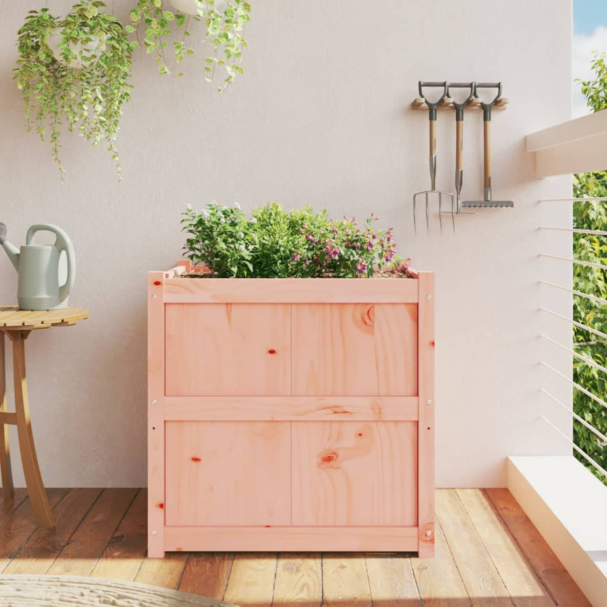 Eine Holzkasten-Pflanzkasten gefüllt mit Pflanzen, auf einem Balkon mit Werkzeugen.