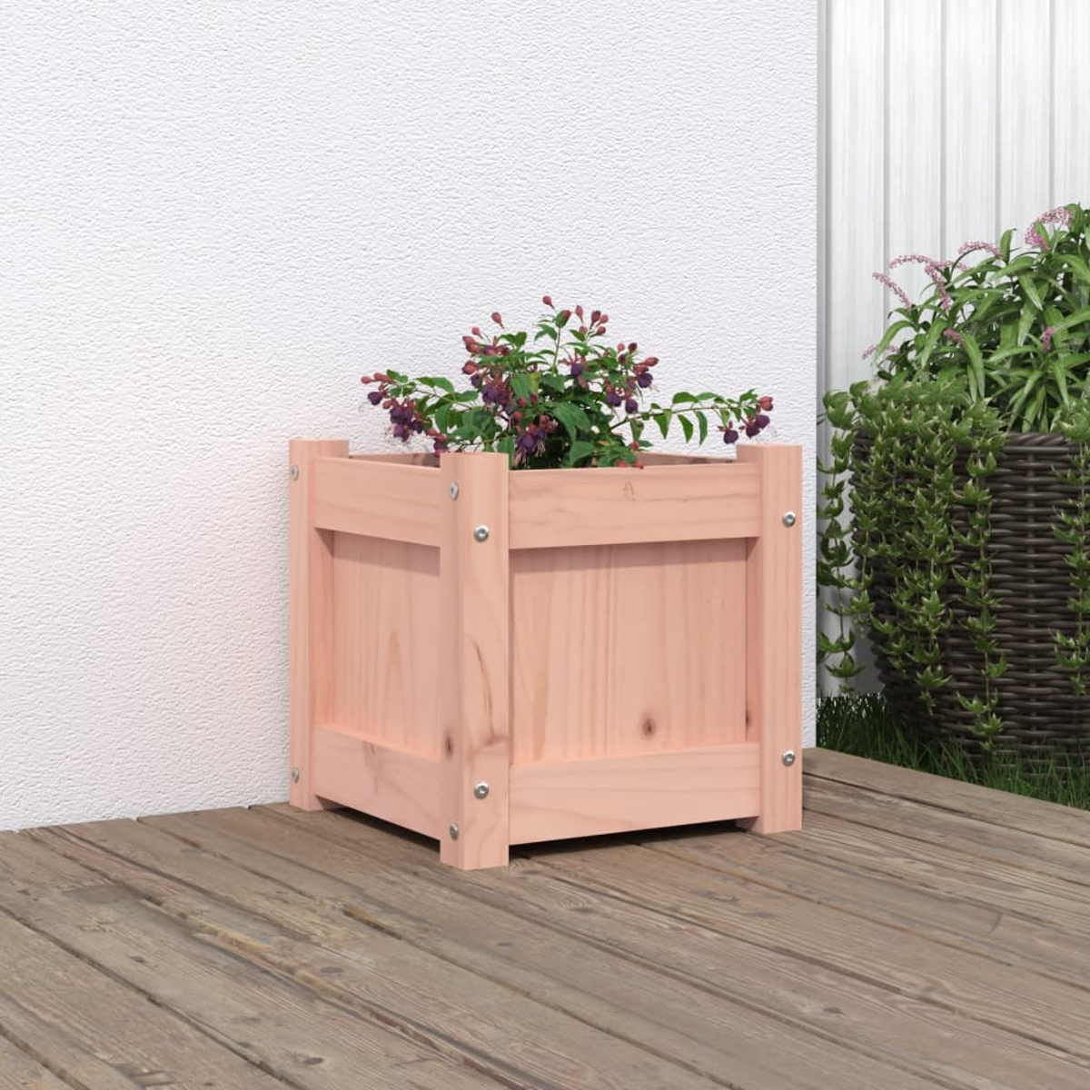 Quadratischer hölzerner Pflanzkasten mit rosa Farbton, bepflanzt, auf Deck.